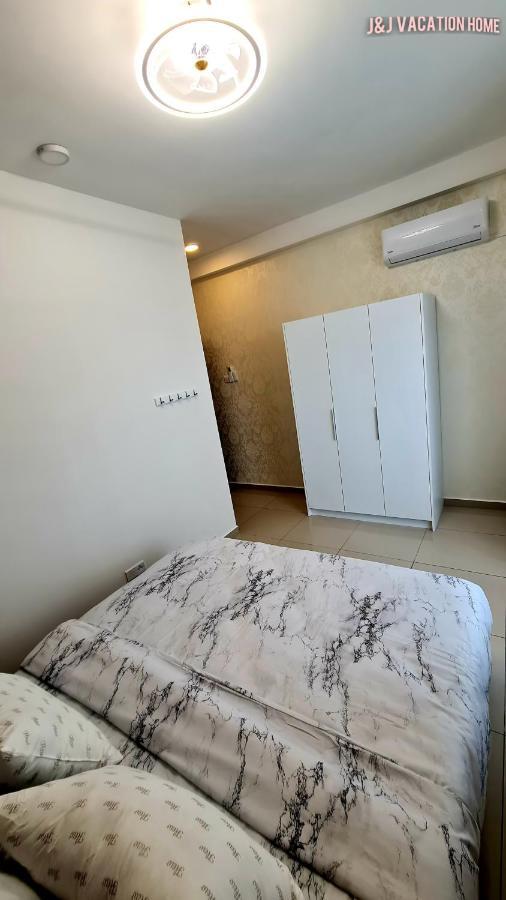 J&J Vacation Home@Novo8 Residence Kampong Tambak Buitenkant foto