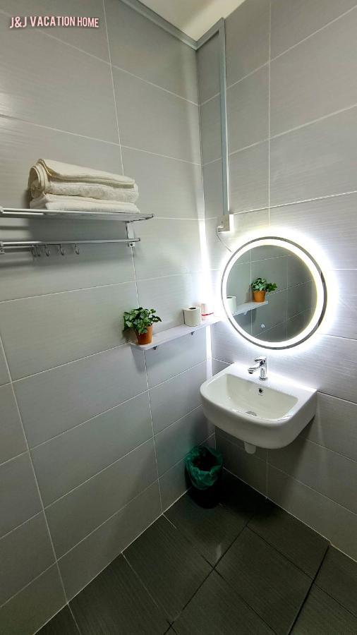 J&J Vacation Home@Novo8 Residence Kampong Tambak Buitenkant foto