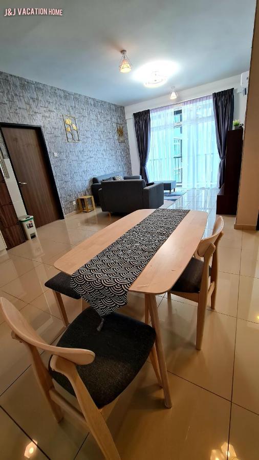 J&J Vacation Home@Novo8 Residence Kampong Tambak Buitenkant foto