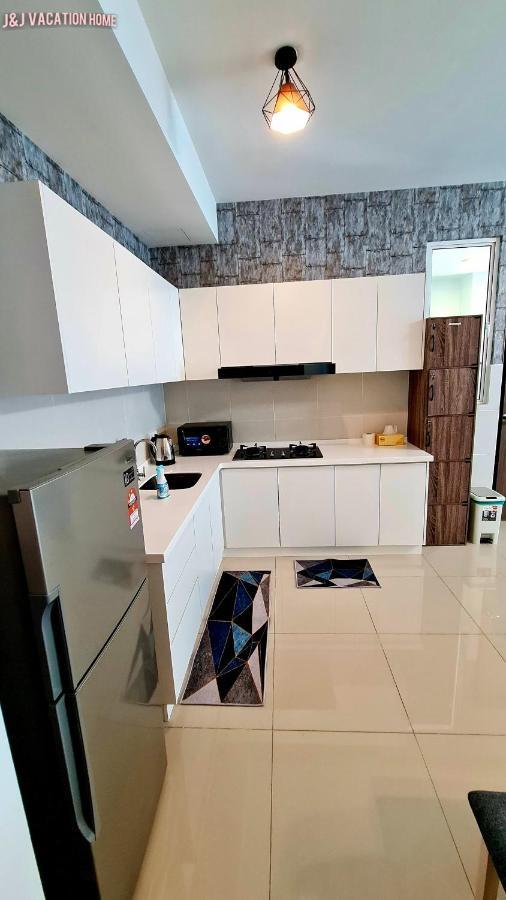 J&J Vacation Home@Novo8 Residence Kampong Tambak Buitenkant foto