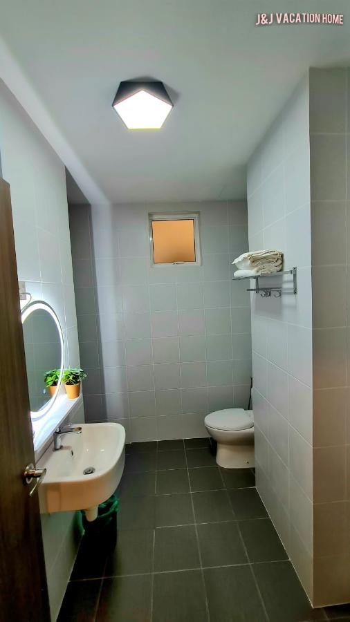 J&J Vacation Home@Novo8 Residence Kampong Tambak Buitenkant foto