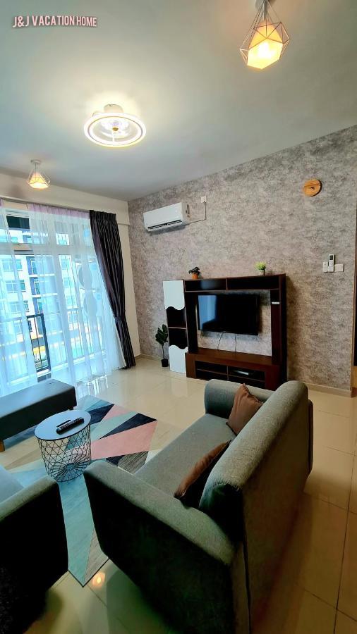 J&J Vacation Home@Novo8 Residence Kampong Tambak Buitenkant foto