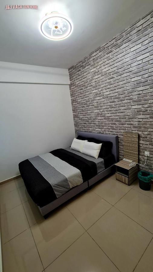 J&J Vacation Home@Novo8 Residence Kampong Tambak Buitenkant foto
