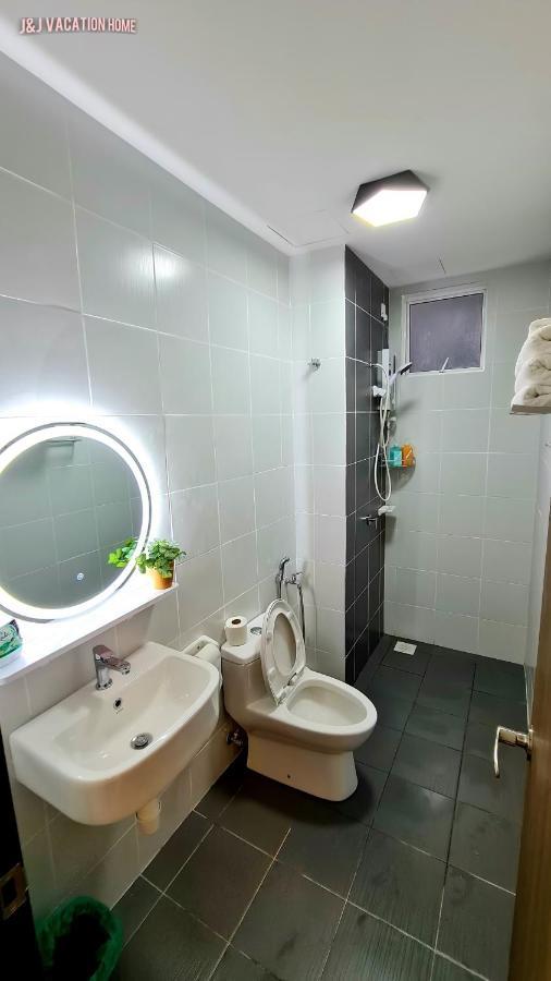 J&J Vacation Home@Novo8 Residence Kampong Tambak Buitenkant foto