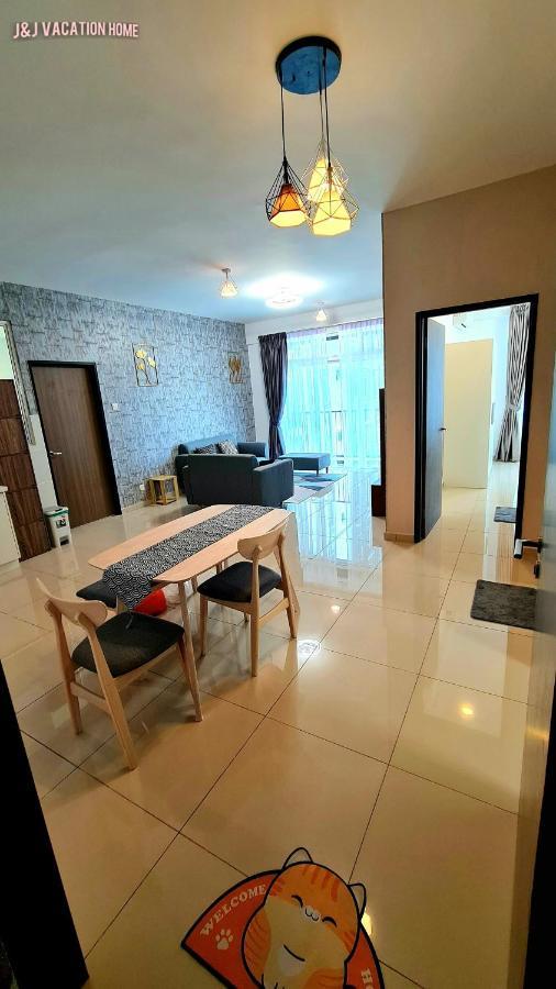 J&J Vacation Home@Novo8 Residence Kampong Tambak Buitenkant foto