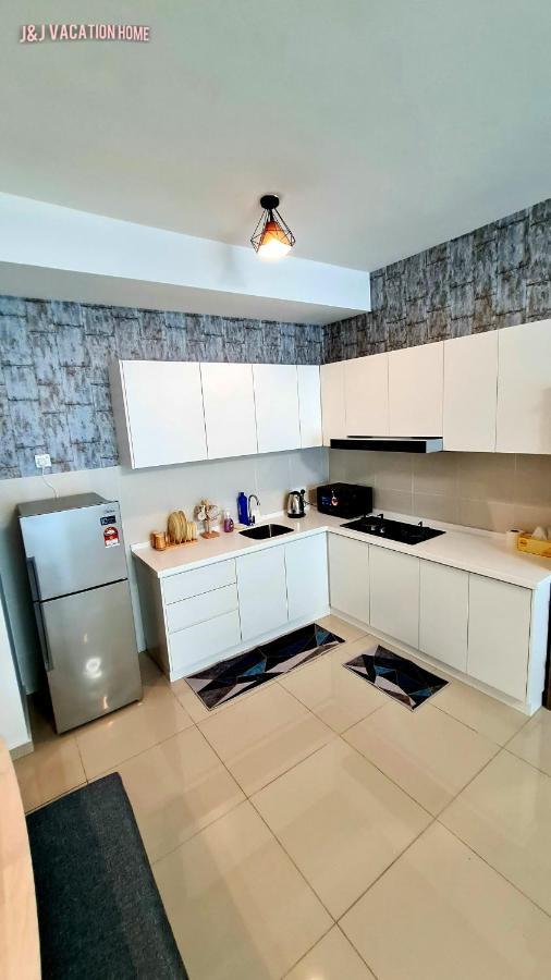 J&J Vacation Home@Novo8 Residence Kampong Tambak Buitenkant foto