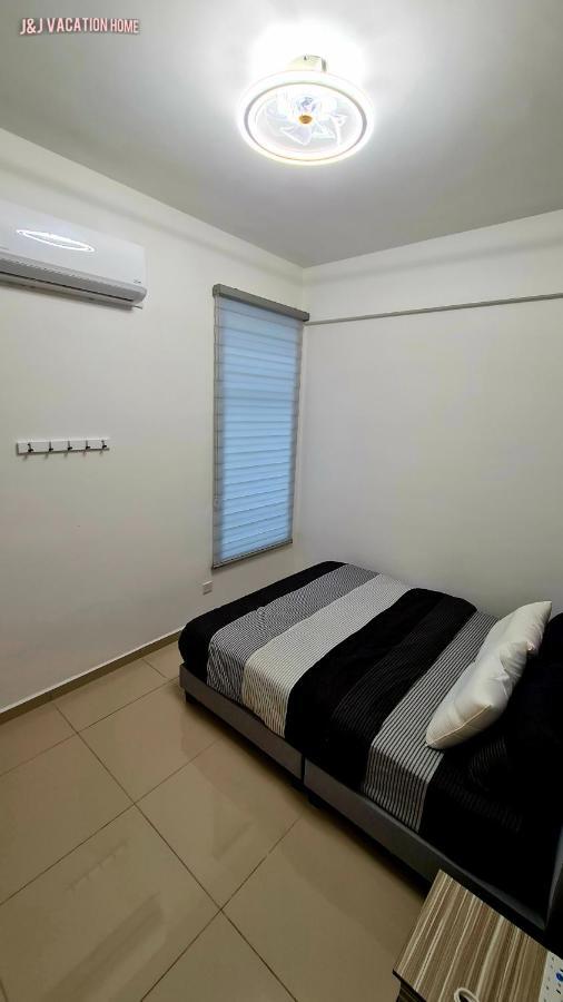 J&J Vacation Home@Novo8 Residence Kampong Tambak Buitenkant foto